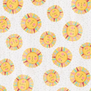 Könnte beinhalten: Ein nahtloses Muster mit einem sich wiederholenden Design aus gelben Sonnen mit rosa und blauen Akzenten auf weißem Hintergrund mit kleinen weißen Punkten.