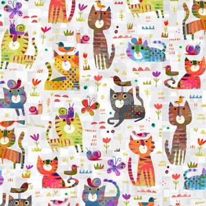 Könnte beinhalten: Ein farbenfrohes, skurriles Muster mit Katzen, Schmetterlingen, Schnecken und Vögeln. Die Katzen sind in verschiedenen Posen und Farben dargestellt, einige tragen Hüte oder andere Accessoires. Der Hintergrund ist hellgrau mit einem dezenten Muster.