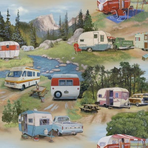 Könnte beinhalten: Eine farbenfrohe Illustration zeigt eine Campingplatzszene mit verschiedenen Vintage-Wohnwagen und Freizeitfahrzeugen. Das Bild zeigt einen Fluss, Bäume und Berge und schafft eine malerische Kulisse für das Camping-Thema. Die Wohnwagen sind in verschiedenen Farben gehalten, darunter Rot, Weiß und Blau.