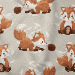Könnte beinhalten: Ein nahtloses Muster mit einem sich wiederholenden Design aus orangefarbenen Füchsen mit braunen Schwänzen. Einige Füchse halten einen kleinen braunen Igel. Der Hintergrund ist hellbeige mit weißen Punkten und weißen Blattdesigns.