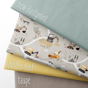 Könnte beinhalten: Drei Stoffmuster in Blau-, Gelb- und Taupe-Tönen. Das obere Muster ist einfarbig hellblau mit dem Text "new dustymint". Das mittlere Muster zeigt ein Baustellenmuster mit Baggern und Straßen. Das untere Muster ist gelb mit dem Text "helles senf".