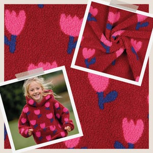 Könnte beinhalten: Ein dunkelroter Fleece-Kapuzenpullover mit einem sich wiederholenden Muster aus leuchtend rosa Tulpen mit blauen Stielen und Blättern. Der Stoff hat einen dicken, strukturierten Flor. Das Kleidungsstück verfügt über eine Kapuze und eine Kängurutasche.
