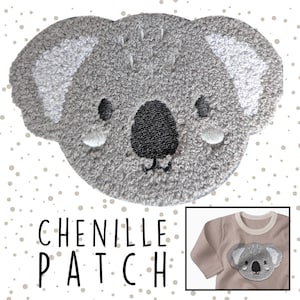 Könnte beinhalten: Grauer Chenille-Aufnäher in Form eines Koala-Bärengesichts. Der Koala hat eine schwarze Nase, kleine schwarze Augen und weiße Akzente. Der Text "CHENILLE PATCH" steht darunter. Ein kleines Bild zeigt den Aufnäher auf einem Shirt.