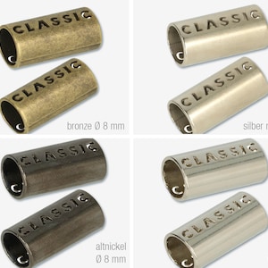Könnte beinhalten: Vier Paare Metall-Endkappen mit dem ausgeschnittenen Wort "CLASSIC". Die Endkappen sind in vier verschiedenen Ausführungen: Bronze, Silber, Alt-Nickel und Nickel. Jedes Paar hat einen Durchmesser von 8 mm.