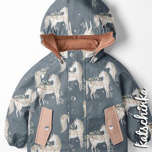 K&ouml;nnte beinhalten: Ein blauer Kinderregenmantel mit einem wei&szlig;en Einhorn-Druck und floralen Details. Der Regenmantel hat eine Kapuze und zwei Taschen.