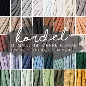 Könnte beinhalten: Eine Sammlung von 44 Farben 10 mm dickem Baumwollkordel, hergestellt aus 100 % recycelter Baumwolle. Der Kordel ist in einem Rastermuster angeordnet, wobei jede Farbe in ihrem eigenen Quadrat liegt. Der Kordel ist eine beliebte Wahl für Makramee, Stricken und andere Handarbeiten.