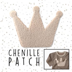 Puede incluir: Un parche de corona de chenilla beige. El parche se muestra en una camiseta marrón de manga larga con un parche de corona de chenille beige en la parte delantera. El texto "CHENILLE PATCH" está debajo del parche.