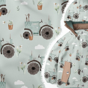 Può includere: Una giacca per bambini di colore azzurro chiaro con un motivo ripetuto di trattori verdi, vasi di fiori marroni e nuvole bianche su uno sfondo azzurro chiaro.