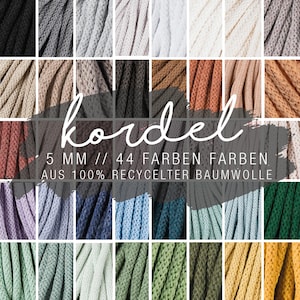 Könnte beinhalten: Eine Auswahl an 5 mm dicken Baumwollkordeln in 44 verschiedenen Farben. Die Kordeln bestehen aus 100% recycelter Baumwolle. "kordel 5 MM / 44 FARBEN FARBEN AUS 100% RECYCELTER BAUMWOLLE" steht auf dem Bild.