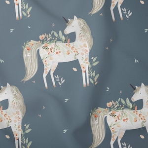 K&ouml;nnte beinhalten: Ein nahtloses Muster mit wei&szlig;en Einh&ouml;rnern mit floralen Details auf blauem Hintergrund. Die Einh&ouml;rner sind mit zarten Blumen und Bl&auml;ttern in Rosa-, Orange- und Gr&uuml;nt&ouml;nen verziert.