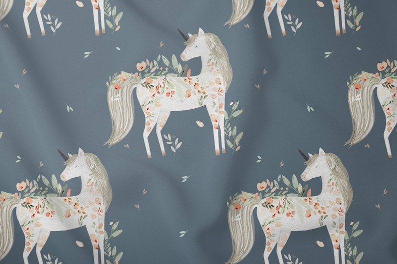 K&ouml;nnte beinhalten: Ein nahtloses Muster mit wei&szlig;en Einh&ouml;rnern mit floralen Details auf blauem Hintergrund. Die Einh&ouml;rner sind mit zarten Blumen und Bl&auml;ttern in Rosa-, Orange- und Gr&uuml;nt&ouml;nen verziert.