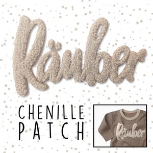 Könnte beinhalten: Beigefarbener Chenille-Patch mit dem Wort "Räuber" in einer kursiv geschriebenen Schrift. Der Patch ist auf einem braunen Langarmshirt mit dem gleichen Wort auf der Vorderseite abgebildet.