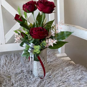 Vase mit Strauß Grabschmuck Grabstrauß