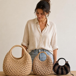 Può includere: Tre borse a mezzaluna con manici circolari. Le due borse più grandi sono realizzate in corda intrecciata beige con motivo a griglia. La borsa più piccola presenta un design a maglia a righe nere e marroni con manico e tracolla a catena neri.