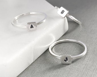 Anillo con inicial - Anillo cuadrado - Anillo personalizado - Anillo a medida - Anillo hecho a mano - Anillo grabado a mano