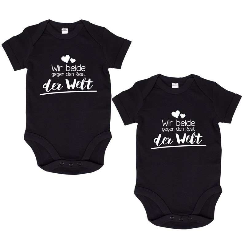 JUNIWORDS Babybody Wir beide gegen den Rest der Welt. Weiß Blau Rosa Weiß Schwarz 100 % Made in Germany Schwarz/Black