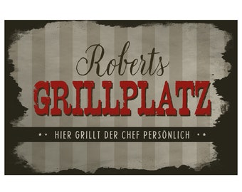 WANDKINGS individuelles Dekoschild "Grillplatz hier grillt der Chef persönlich - MIT WUNSCHNAME" 100 % - Made in Germany