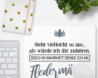 JUNIWORDS Mousepad "Sieht vielleicht so aus, als würde ich dir zuhören. Doch in Wahrheit denke ich an Fledermäuse." - 100 % Made in Germany