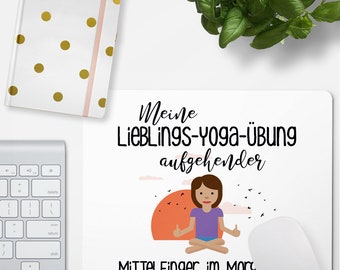 JUNIWORDS Mousepad "Meine Lieblings-Yoga-Übung aufgehender Mittelfinger im Morgenrot." - 100 % Made in Germany