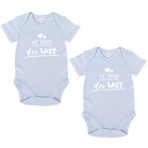 JUNIWORDS Babybody Wir beide gegen den Rest der Welt. Weiß Blau Rosa Weiß Schwarz 100 % Made in Germany Hellblau/Light Blue