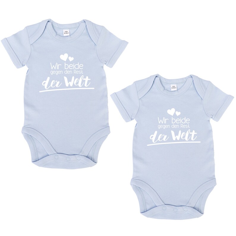 JUNIWORDS Babybody Wir beide gegen den Rest der Welt. Weiß Blau Rosa Weiß Schwarz 100 % Made in Germany Hellblau/Light Blue