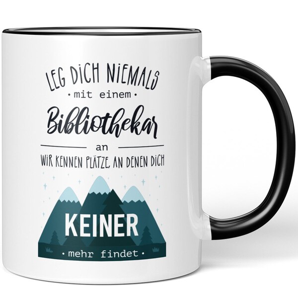 JUNIWORDS Tasse "Leg dich niemals mit einem Bibliothekar an. Wir kennen Plätze, an denen dich keiner mehr findet." - 100 % Made in Germany