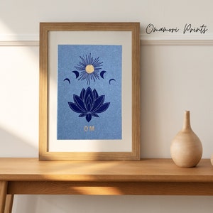 Maanfasen, lotusbloesem en Om | gedetailleerde linosnede | klein cadeau-idee | handgemaakte print | Gratis verzending