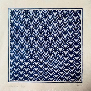 Stampa linoleografica Seigaiha | Motivo a onde giapponese blu 21 x 21 cm | stampa dettagliata onde del mare | idea regalo speciale | Carta himalayana