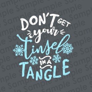 Könnte beinhalten: Ein blaues und weißes Grafikdesign mit dem Text "Verheddern Sie sich nicht in Ihrem Lametta". Die Grafik zeigt Schneeflocken und eine stilisierte Schriftart.