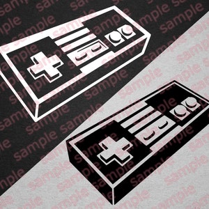 Puede incluir: Una ilustración en blanco y negro de un mando de videojuego clásico. El mando tiene un pad direccional, cuatro botones y dos botones redondos en la parte superior.