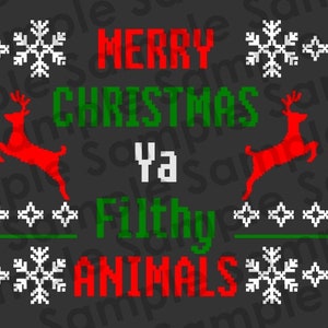 Könnte beinhalten: Eine schwarz-weiße Weihnachtsgrafik mit dem Text "Merry Christmas Ya Filthy Animals" in Rot und Grün. Die Grafik zeigt Schneeflocken und Rentiere.