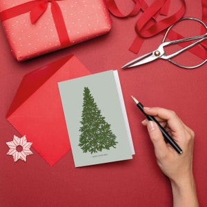 Klassische Weihnachtskarte Tannenbaum in grün aus 100% Recyclingpapier, schlichte Weihnachts Klappkarte mit Christbaum und rotem Umschlag