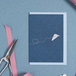 Herzkarte mit Papierflieger, blaue Karte Herz als Glückwunschkarte zur Hochzeit, Hochzeitskarte, Liebeskarte zum Jahrestag und Valentinstag