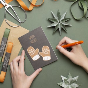 Kerstkaart met peperkoeken handschoenen, duurzame kerstkaart met kraftpapieren envelop, lieve kerstkaart met tekst "Warm Wishes"