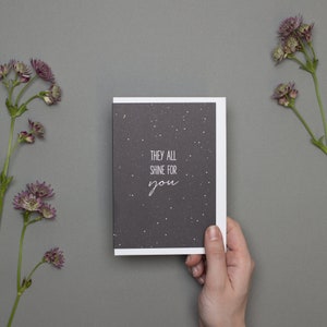 Carta blu scuro con motivo a stella e scritta "Brillano tutti per te" - Perfetta come regalo e come ricordo