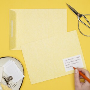 Buste con motivo floreale primaverile, set di 8 buste gialle con patta autoadesiva ed etichette adesive per scrivere, C5