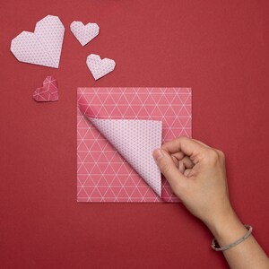 Origami Papier zum Osterdeko basteln, zweiseitiges Bastelpapier in rot, 15cm Faltpapier mit grafischem Muster, 25 Blatt - Recyclingpapier