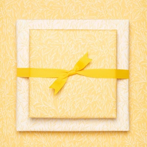 Geschenkpapier Gelb, perfekt zum Ostergeschenke verpacken, Geschenkpapier Hochzeit oder zum Muttertagsgeschenk verpacken, Geschenkverpackung