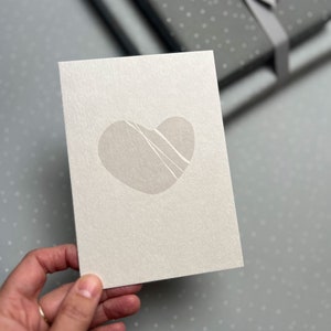 Herz Karte grau, Postkarte mit Herz Kieselstein, Karte zur Hochzeit, für Valentinsgrüße, als Liebesbotschaft, schlichte Karte zum Muttertag
