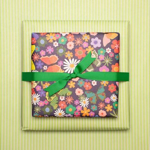 Muttertag Geschenkpapier mit Blumen & Schmetterlingen | Lila Geschenkpapier für Mama, Nachhaltiges Recyclingpapier zum Basteln und Verpacken