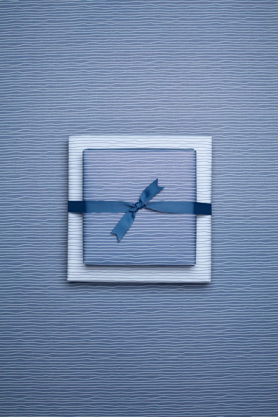 Geschenkpapier blau mit Streifen | maritimes Geschenkpapier für Taufe, Kommunion und Konfirmation | Doppelseitiges Geschenkpapier zur Geburt