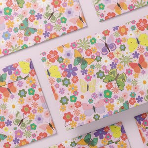Bunte Briefumschläge mit Blumenwiese zum Muttertag | Perfekt für Briefe für Mama | Muttertags Geschenk einpacken | buch einpacken einfach