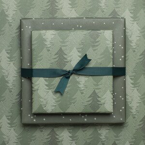 3x papel de regalo de doble cara Árboles de Navidad y estrellas en verde de papel reciclado, paquete de regalo festivo de Navidad para hombres y mujeres imagen 4