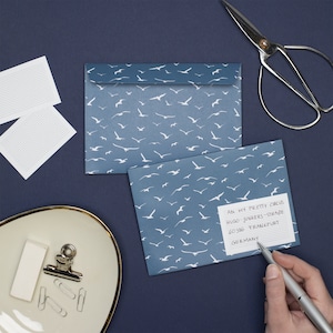 Umschläge mit blauem maritimen Möwenmuster, Set aus 8 Briefumschlägen mit selbstklebender Klappe und Klebeetiketten zum Beschriften, DIN C6