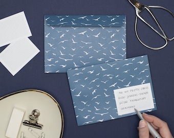 Enveloppes avec motif mouette maritime bleu, lot de 8 enveloppes avec rabat autocollant et étiquettes adhésives pour l'écriture, DIN C6