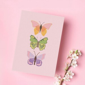 Biglietto a forma di farfalla rosa per inviare auguri di Pasqua, cartolina di Pasqua, cartolina a forma di farfalla come buono per Pasqua, scrivere un biglietto di Pasqua