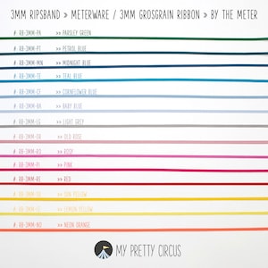Könnte beinhalten: Eine Tabelle mit 3 mm breiten Grosgrain-Bändern, die pro Meter verkauft werden. Die Farben umfassen Petersilien-Grün, Petrol-Blau, Mitternachts-Blau, Teal-Blau, Kornblumen-Blau, Baby-Blau, Hellgrau, Altrosa, Rosy, Pink, Rot, Sonnen-Gelb, Zitronen-Gelb und Neon-Orange. Die Tabelle ist mit "3MM RIPSBAND > METERWARE / 3MM GROSGRAIN RIBBON » BY THE METER" und "MY PRETTY CIRCUS" beschriftet.