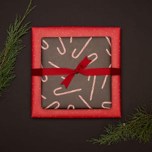 Weihnachtsgeschenkpapier mit Zuckerstangen, Weihnachtspapier Candy Canes, nachhaltige Geschenkverpackung rot grau, besonderes Geschenkpapier