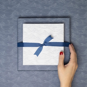 3x Doppelseitiges Geschenkpapier "Wellen" in blau und weiß aus Recyclingpapier - ideal für Geburtstag. Hochzeit, Geburt und Taufe.
