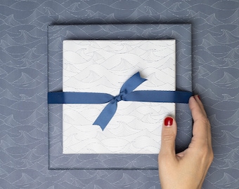 3x Doppelseitiges Geschenkpapier "Wellen" in blau und weiß aus Recyclingpapier - ideal für Geburtstag. Hochzeit, Geburt und Taufe.